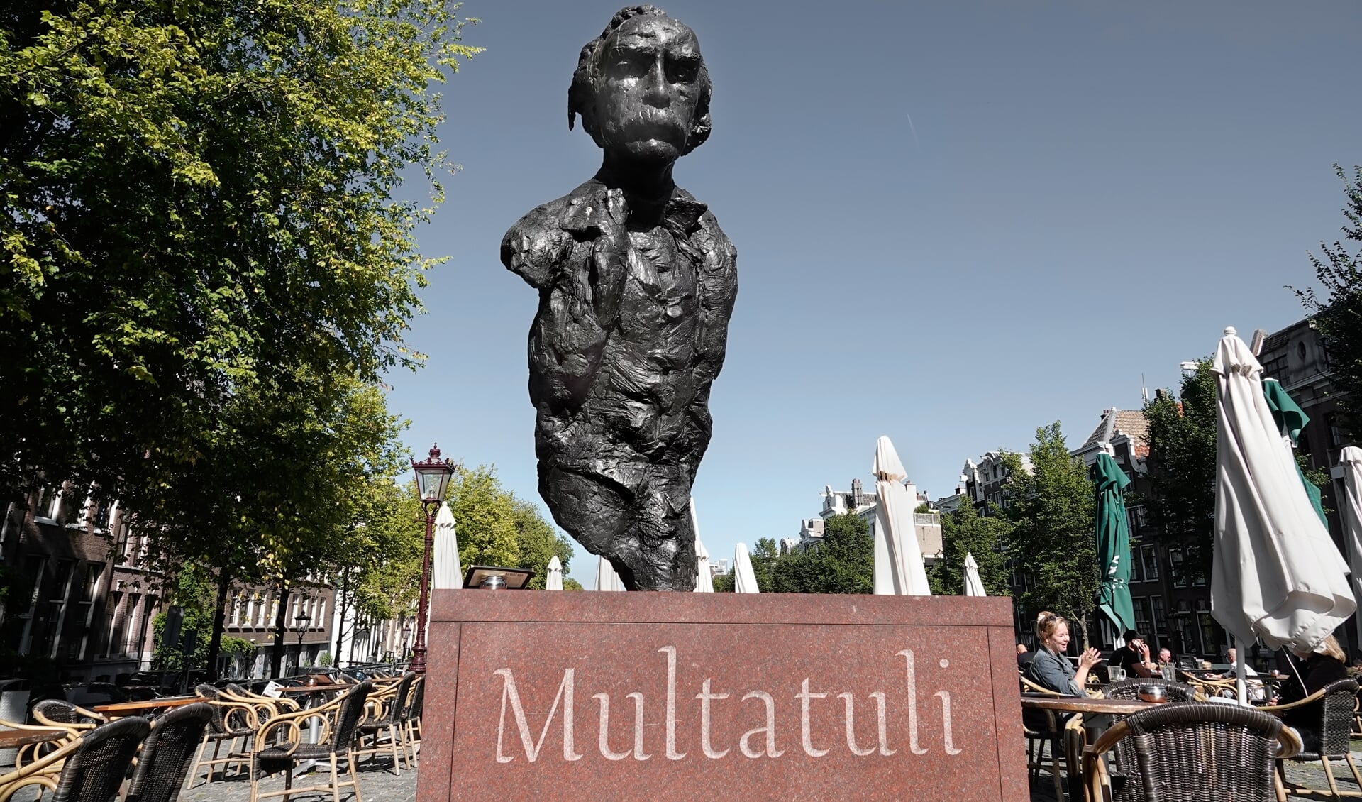 Internationale studenten Nederlands 'ontdekken waarom Multatuli’s Max Havelaar zo’n invloedrijke roman is geweest'. Beeld: standbeeld van Multatuli in Amsterdam.