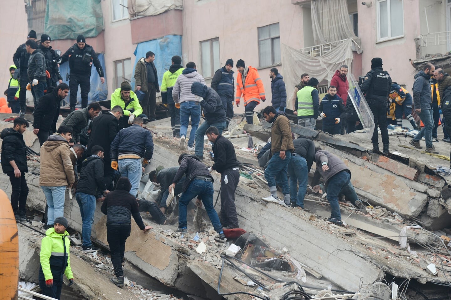 Mensen zoeken in Diyarbakir, Turkije, naar overlevenden.