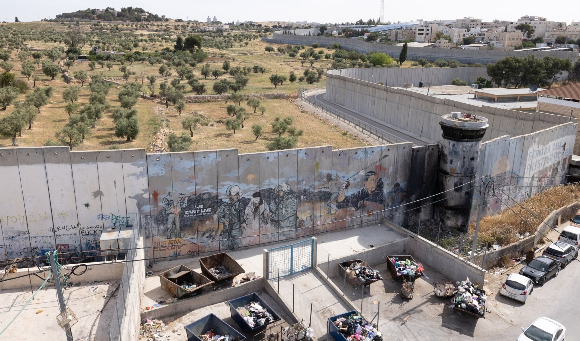 Een muur tussen de Palestijnse gebieden en Israël, nabij Bethlehem. Opperrabbijn Jacobs: 'Ik heb het gevoel dat alles waar ik jaren aan gewerkt heb nu in een klap wordt weggesabeld.’