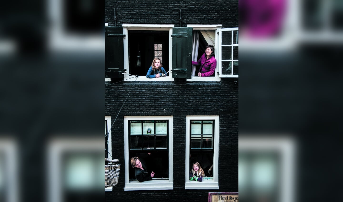 Het hele gezin woont in een appartement van zo'n 63 vierkante meter, dat onderdeel is van het Weduwe Roosenhofje.
