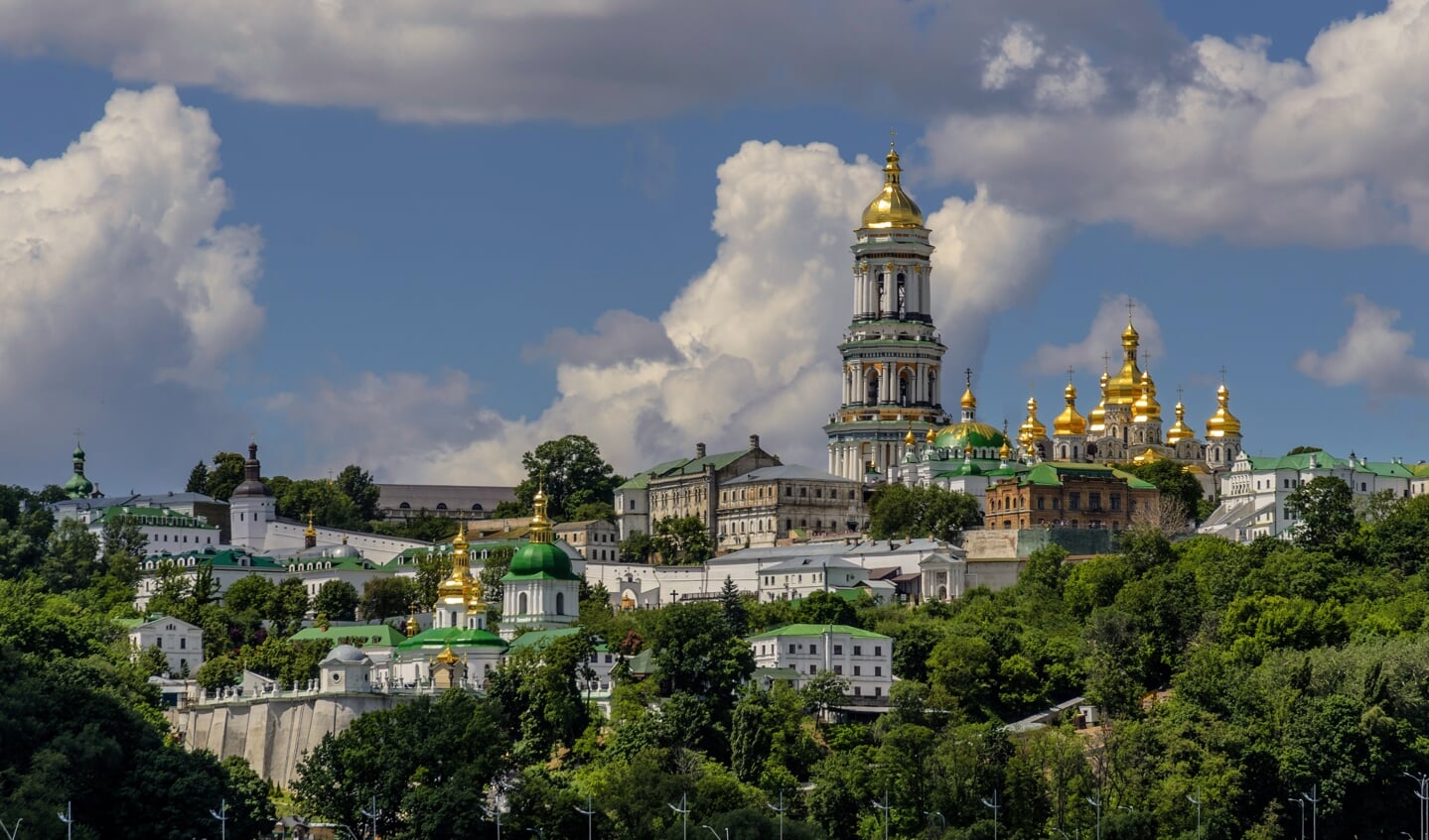 De klokkentoren en de Ontslapenis-kathedraal van het Holenklooster in Kyiv