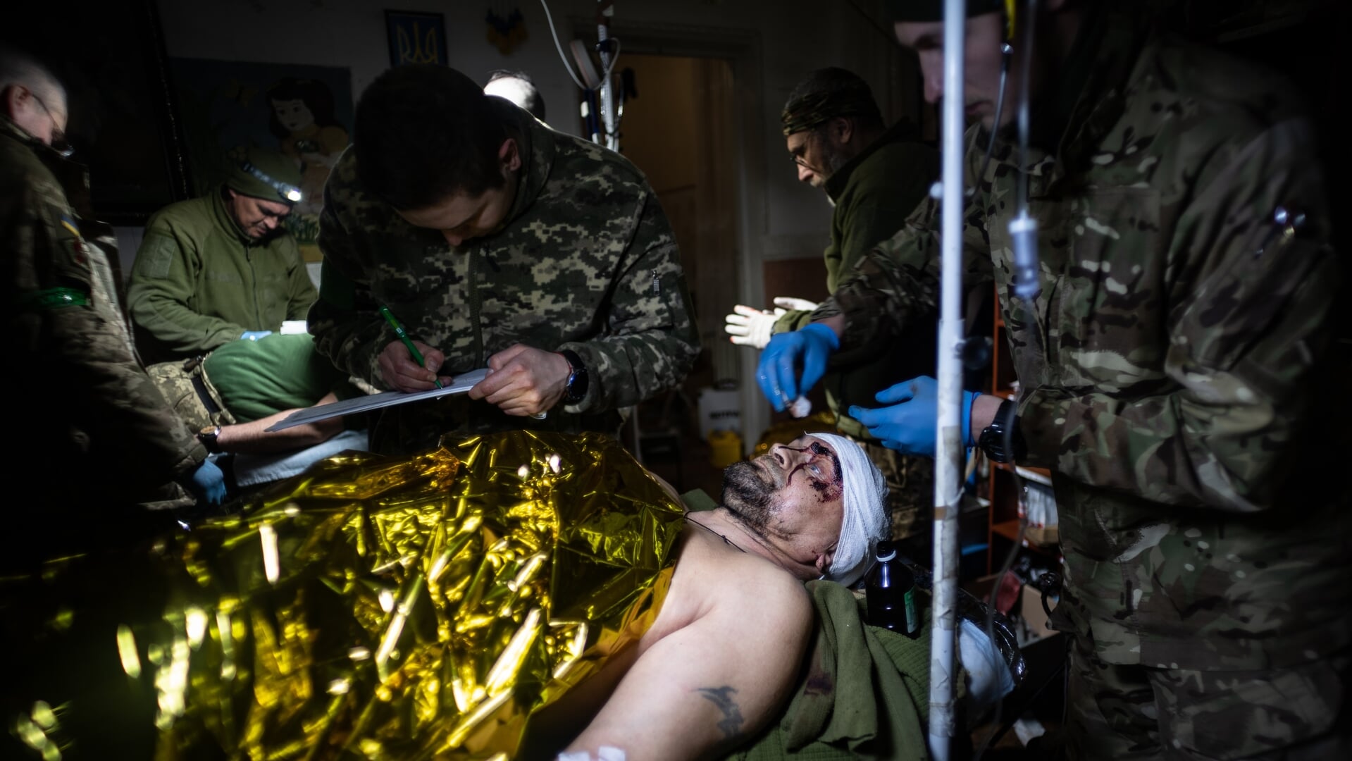 Een soldaat met hoofdwonden wordt behandeld op een geheime locatie in Donetsk Oblast.