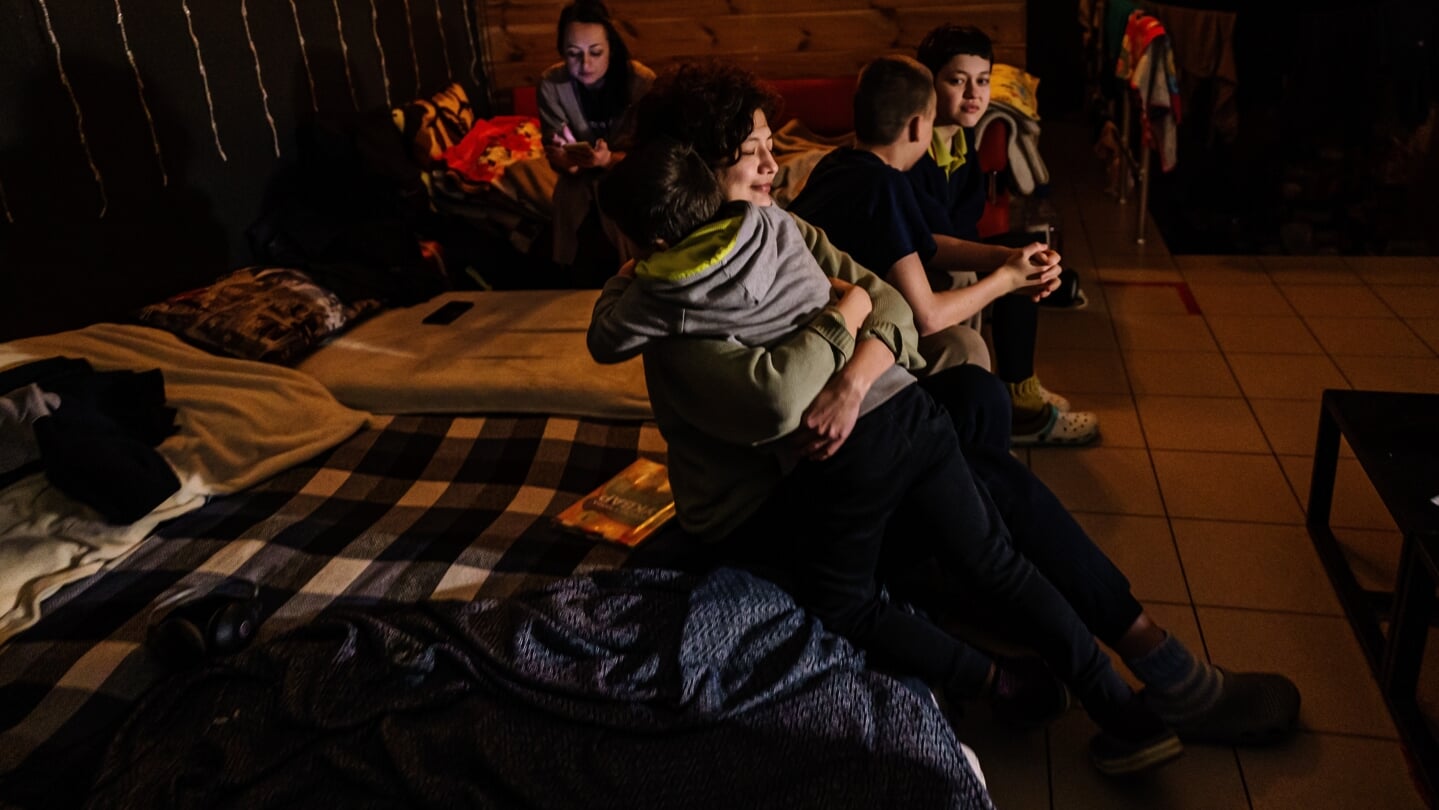 ‘Soms gaat de sirene elke dag en moeten ze vier uur in de schuilkelder zitten, in de kou en het donker. En ze begrijpen niet waarom.’