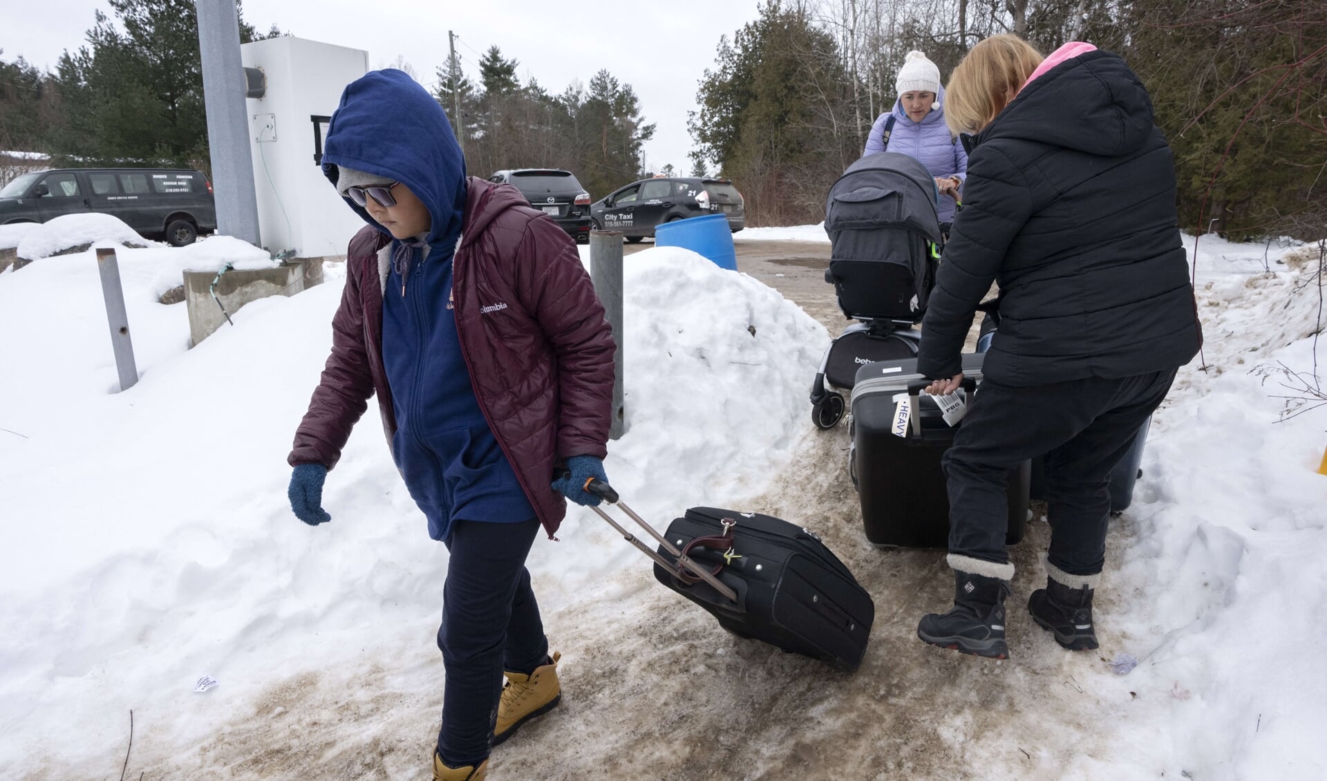Azielzoekers uit Colombia zijn afgezet bij het landweggetje naar de grensovergang richting Canada bij Roxham 