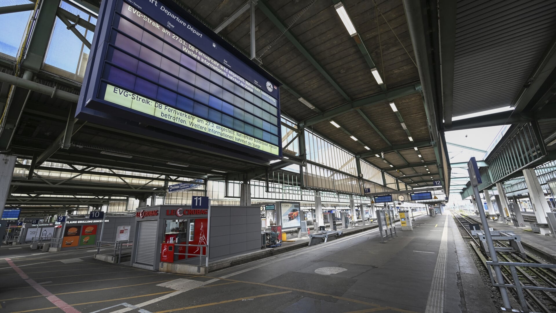 Ook op het station van Stuttgart lege perrons; de 24 uursstaking in het openbaar vervoer was een waarschuwing