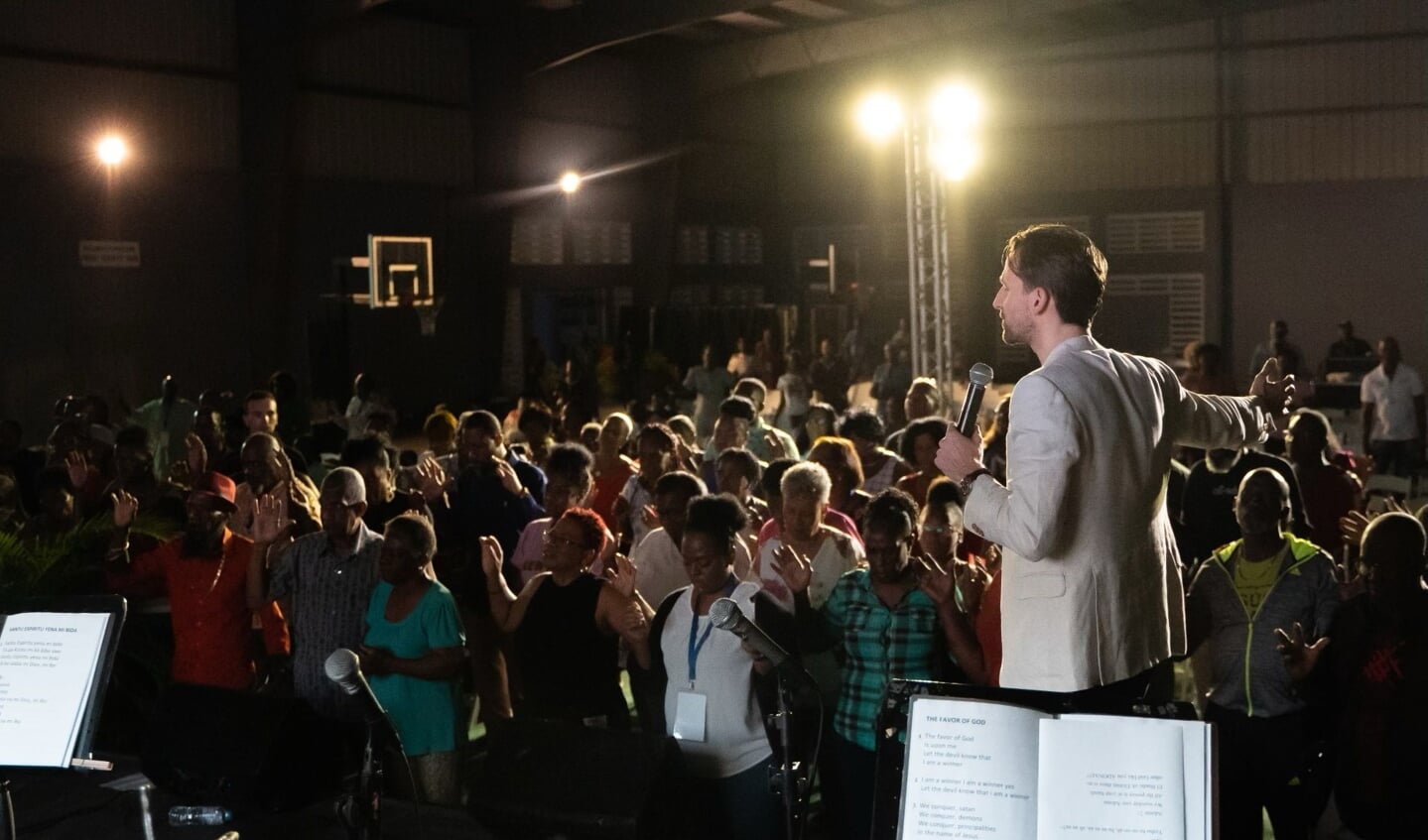 Ben Kroeske van River Amsterdam op Curaçao. 'We willen de liefde van Jezus uitdelen. Dat doen we onder andere met een campagne genaamd ‘Celebrate Curaçao’, in samenwerking met lokale kerken.’