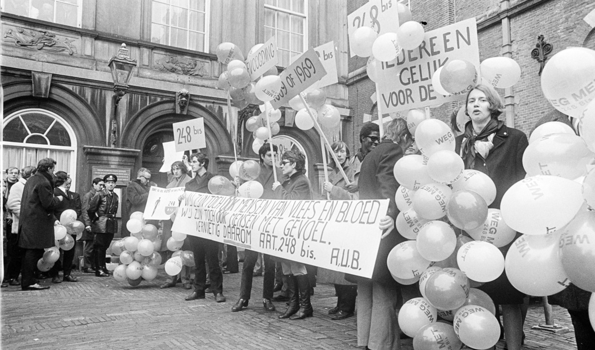 Een demonstratie voor het gebouw van de Tweede Kamer in 1969 voor gelijke homorechten.