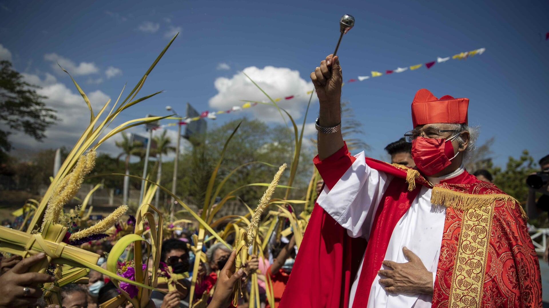 De Nicaraguaanse kardinaal Leopoldo Brenes zegende op Palmzondag 2022 de palmtakken van de gelovigen voor de kathedraal van Managua. Dit jaar heeft het regime van Ortega alle gebedsdiensten en processies in de open lucht verboden.