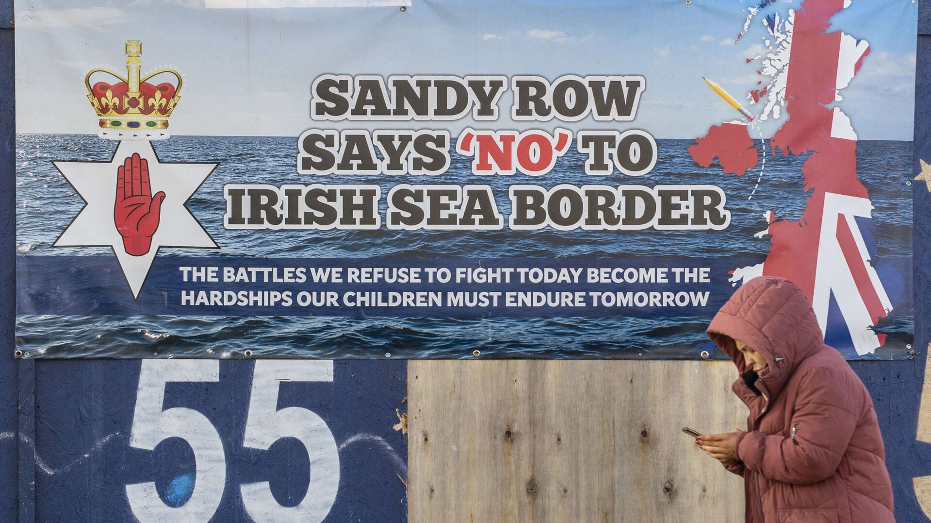 Een Noord-Iers protestbord tegen de douanegrens in de Ierse Zee. 'De veldslagen die wij vandaag niet willen uitvechten worden de ontberingen die onze kinderen in de toekomst moeten dragen', staat op het bord te lezen.