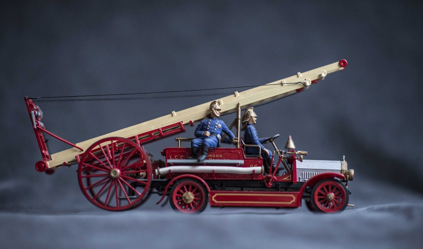 Een Dennis N-serie uit de jaren 20 met een Wheeled Escape ladder van een Engels brandweerkorps.