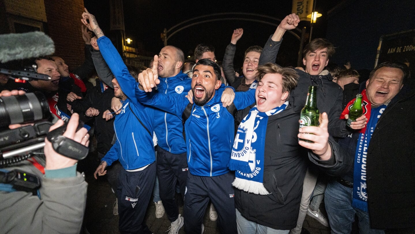 Supporters verwelkomen spelers spelers Boy van de Beek (links) en Masies Artien (midden) van SV Spakenburg na de gewonnen wedstrijd tegen FC Utrecht in de kwartfinale van de KNVB-beker.