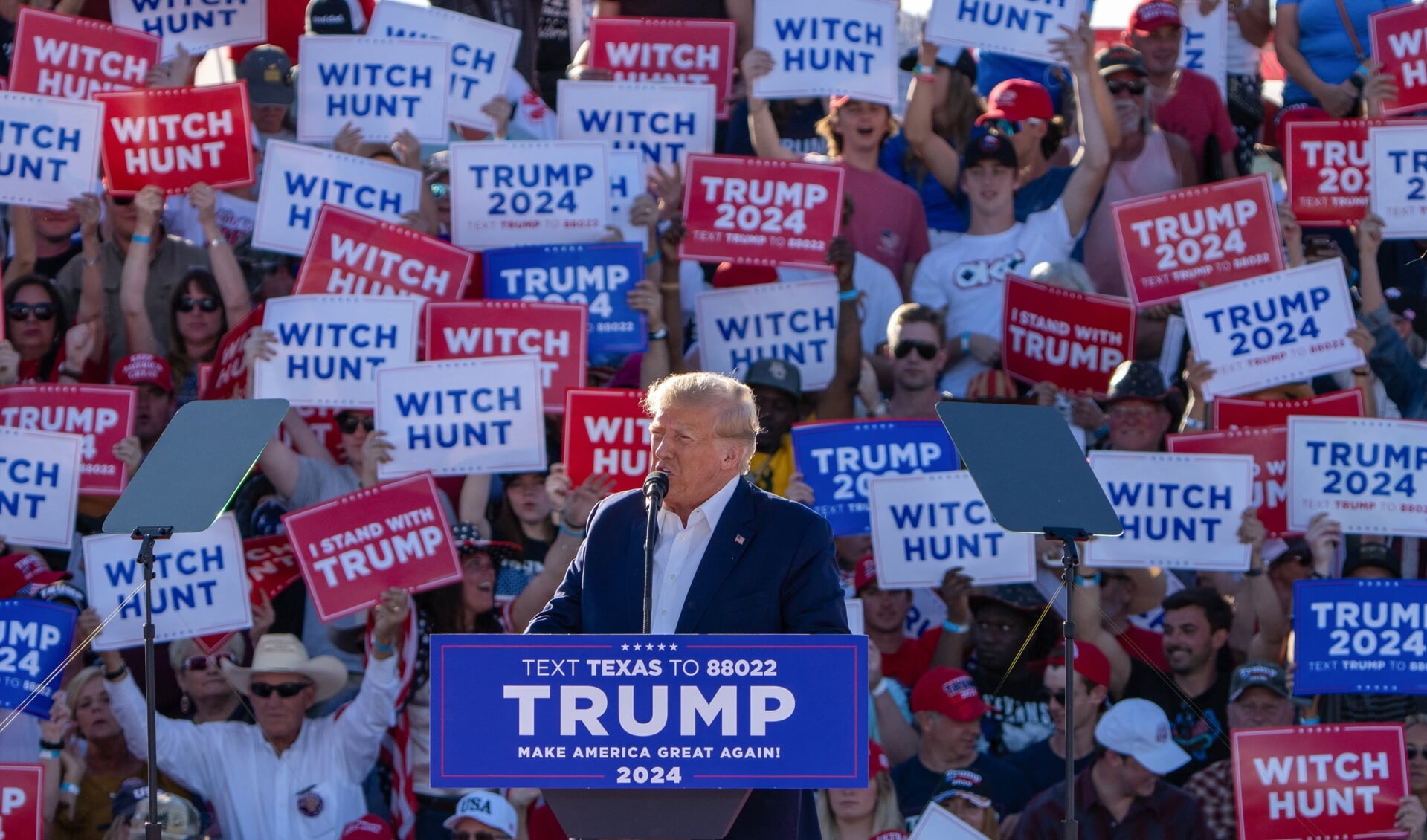 Donald Trump tijdens zijn campagnerally  in Waco, Texas. Zijn aanhangers zijn er van overtuigd dat er een heksenjacht van 'Radicaal Links' tegen hem gaande is. 