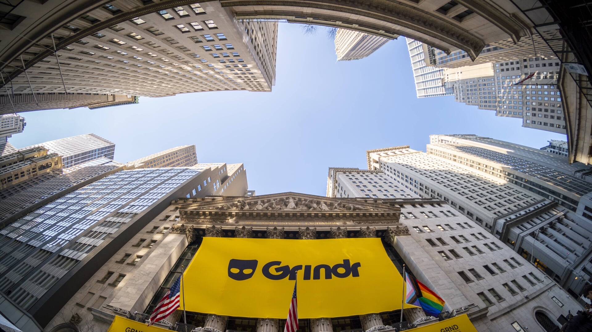 Een spandoek met het logo van de homo-datingapp Grindr bij de lancering van het bedrijf op de Amerikaanse beurs in november 2022.