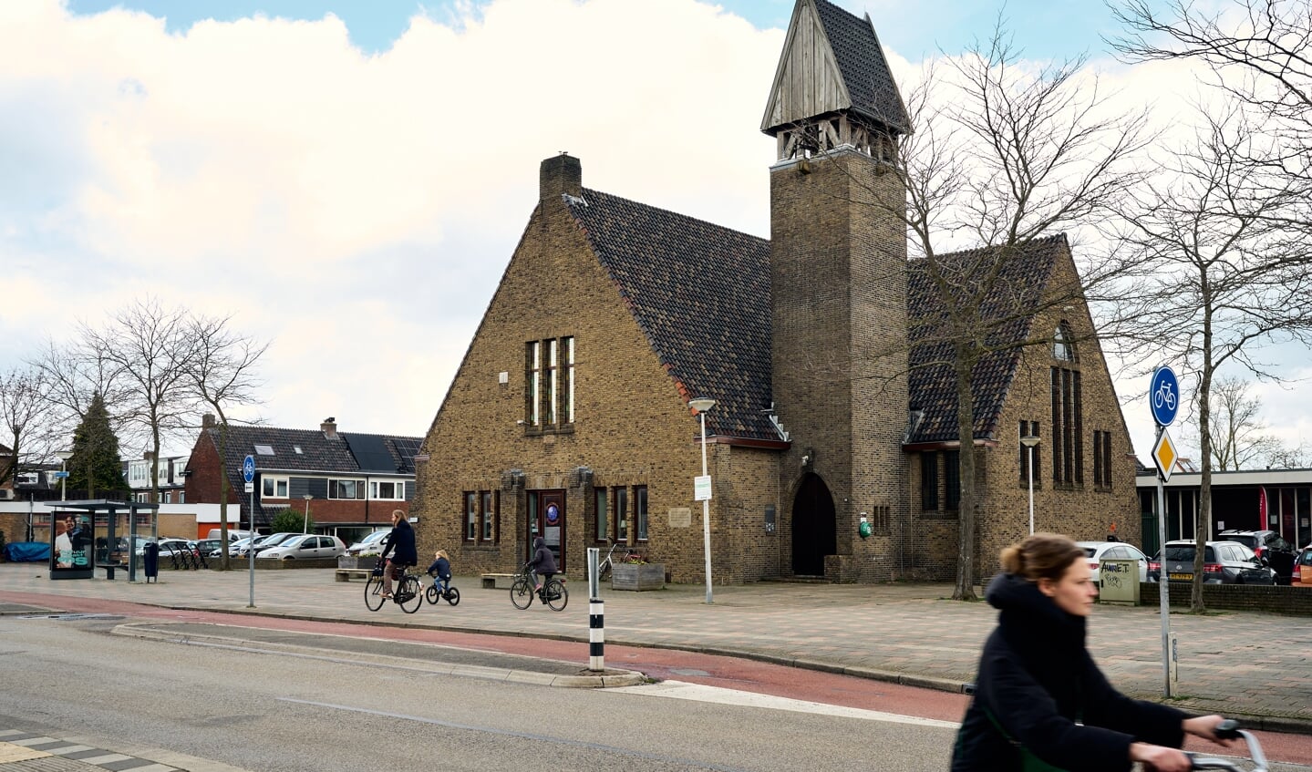 De Emmaüskerk zou niet op een betere plek kunnen staan: in het hart van het Soesterkwartier.