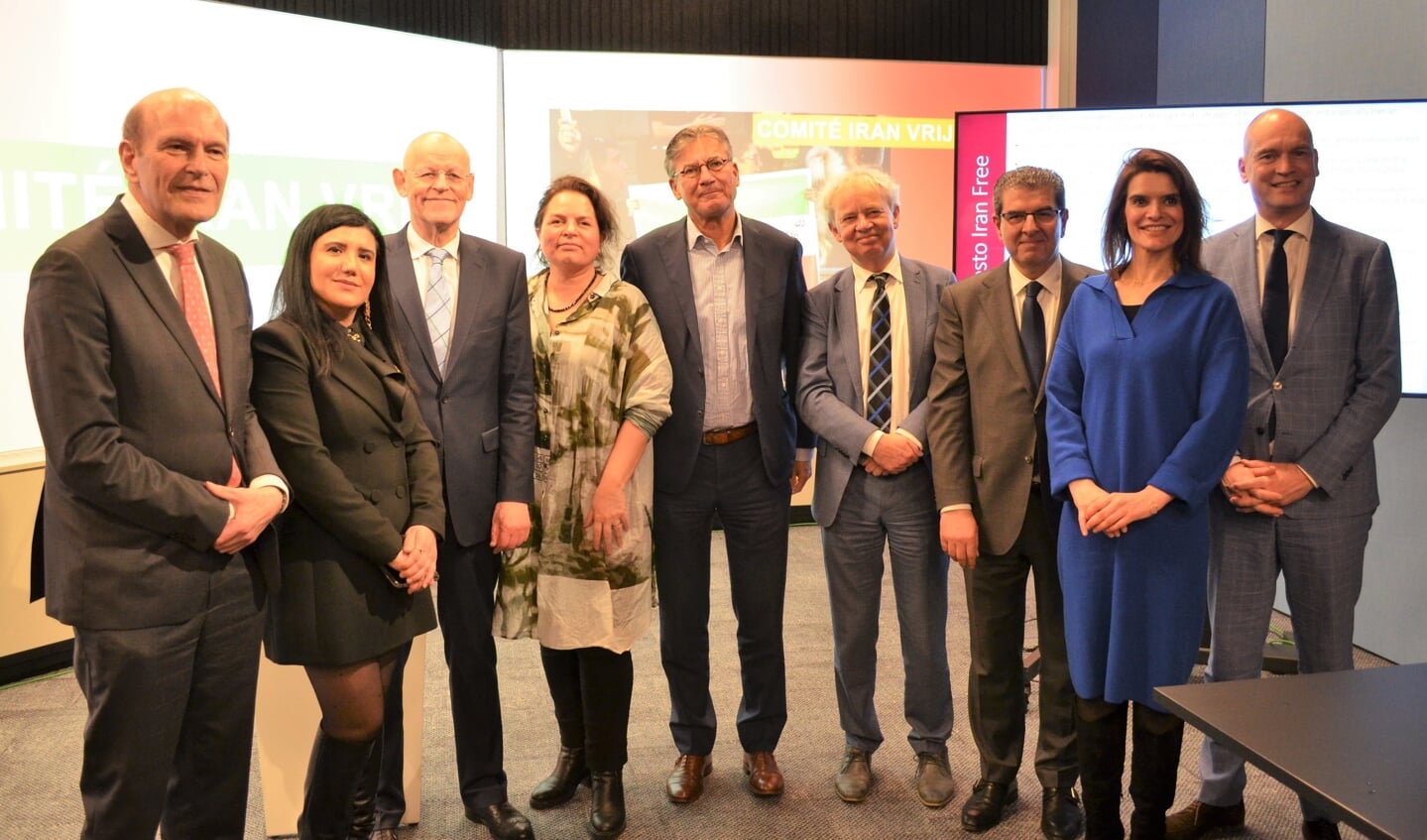 Leden van het Comité Iran Vrij bij de presentatie in Den Haag, woensdag.