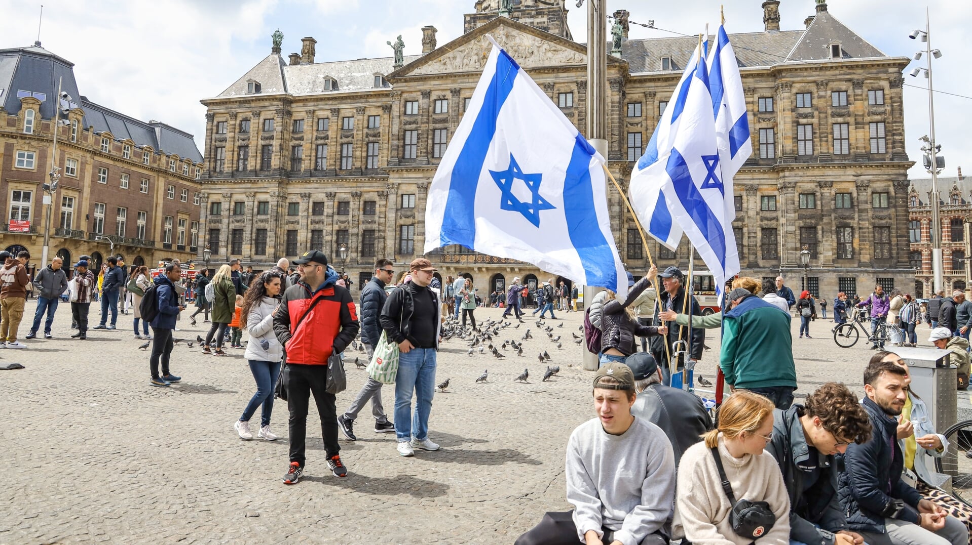 Een protest tegen antisemitisme op de Dam. Het kabinet vindt het belangrijk antisemitisme te bestrijden en gaat daarom mee in een aantal voorstellen die CU en VVD hiervoor doen.