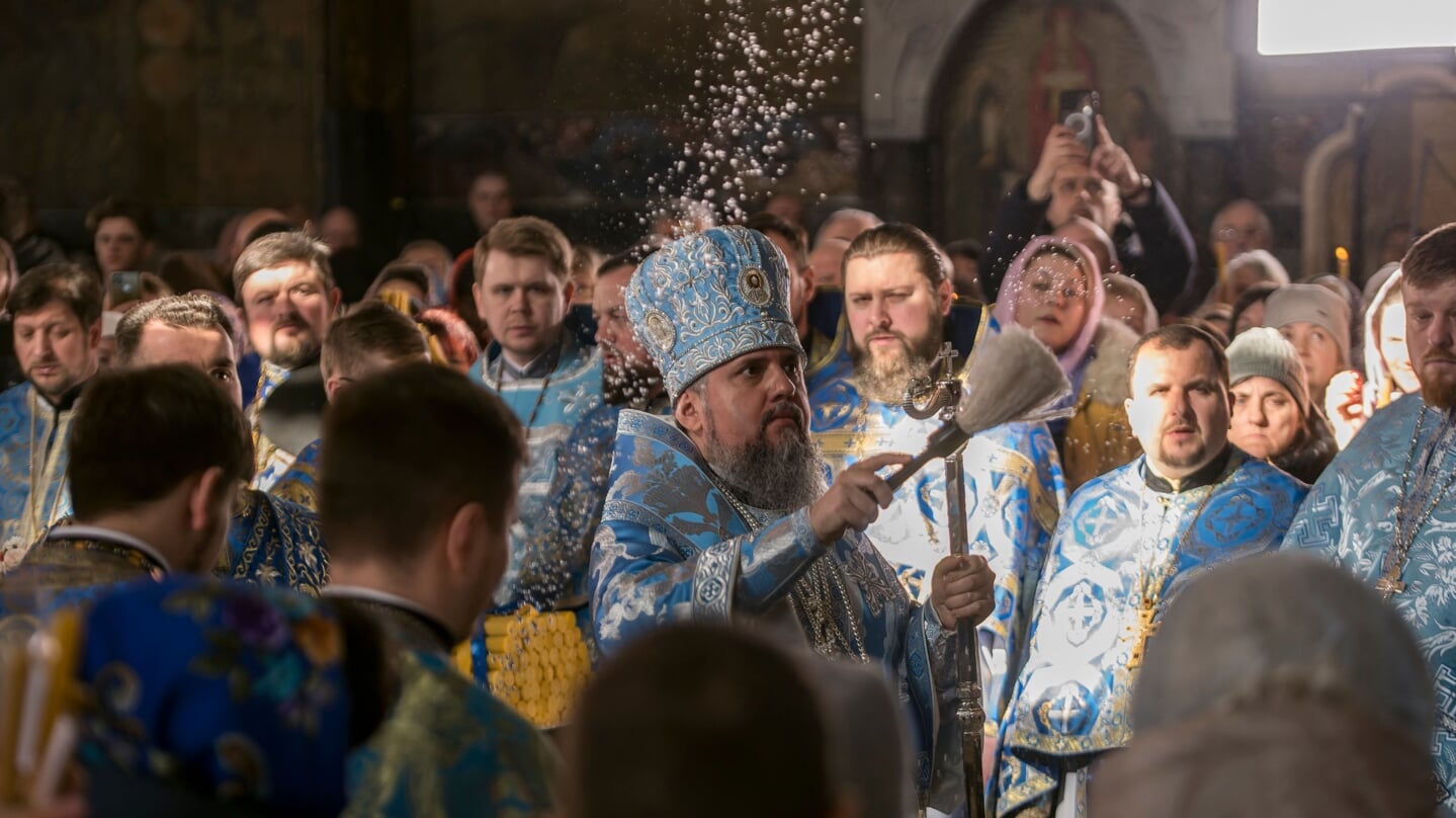 Metropoliet Epifany draagt de liturgie op in de Refterkerk in het Holenklooster bij het feest van het indragen van Jezus in de tempel.