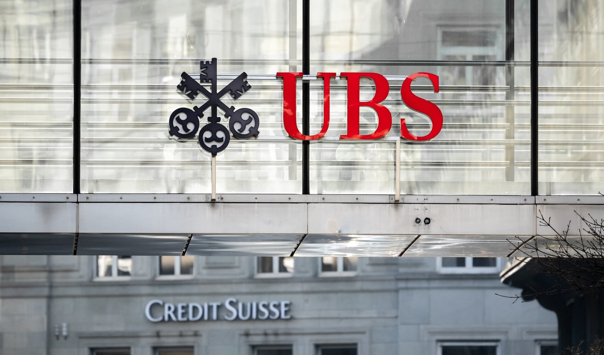 De grote Zwitserse bank UBS neemt Credit Suisse over.