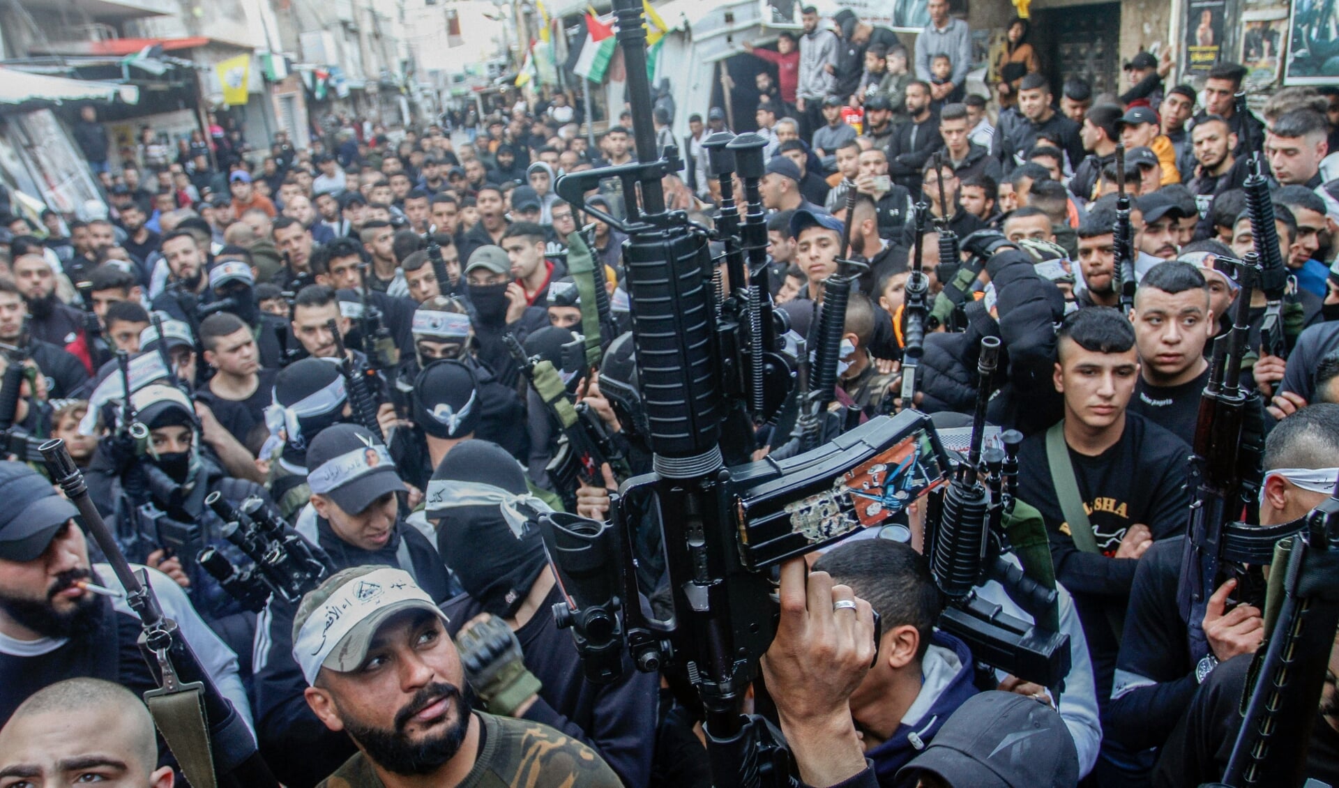 Een  betoging van gewapende leden van de al-Aqsa martelarenbrigades na een Israëlische actie bij Nabloes.
