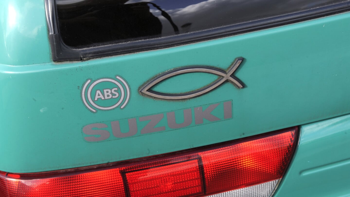 Sinds de jaren tachtig hebben tienduizenden automobilisten een ichtusvisje achterop hun auto geplakt.