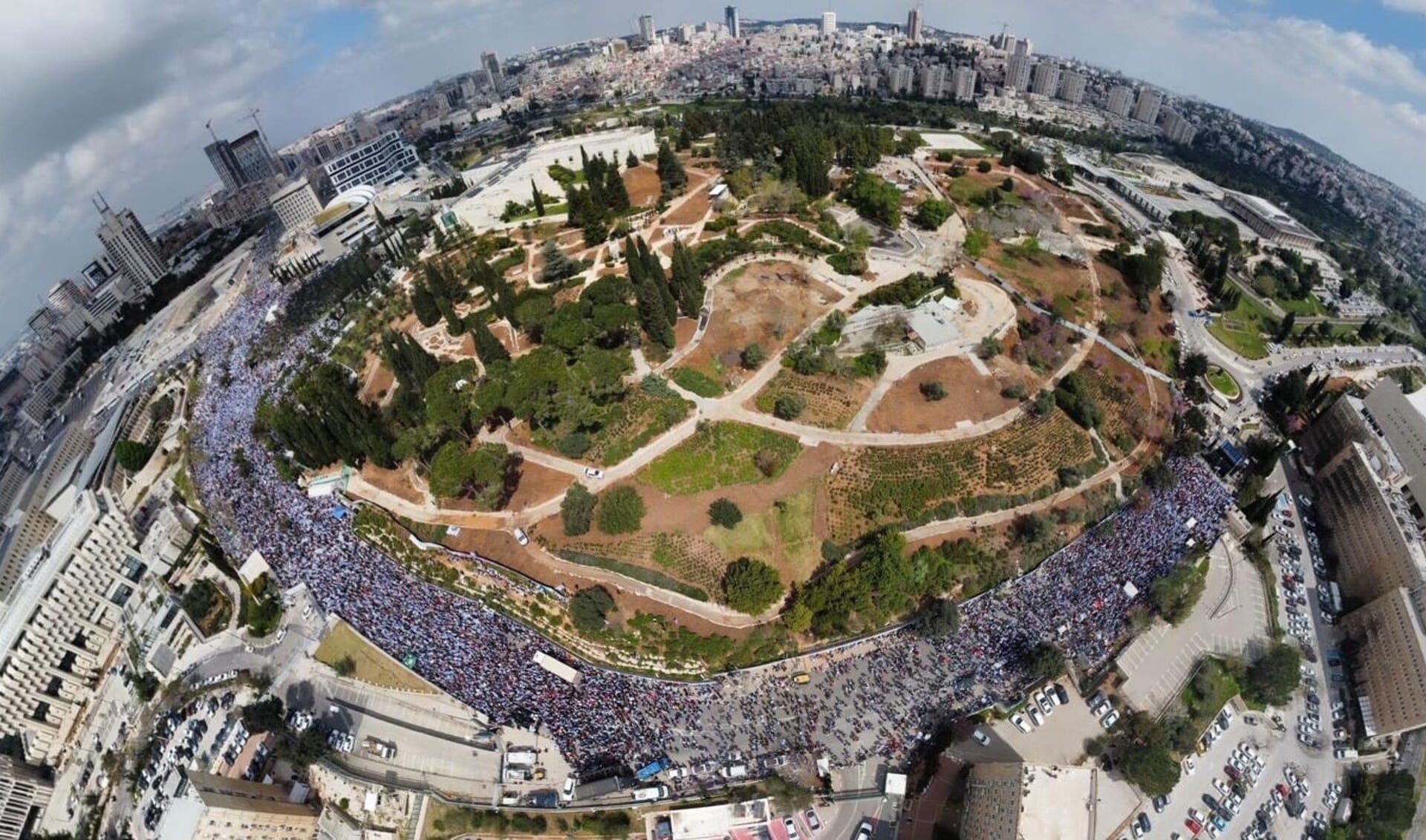 Tienduizenden demonstranten keren zich maandag in Jeruzalem bij de Knesset tegen de voorgenomen inperking van de rechtelijke macht.