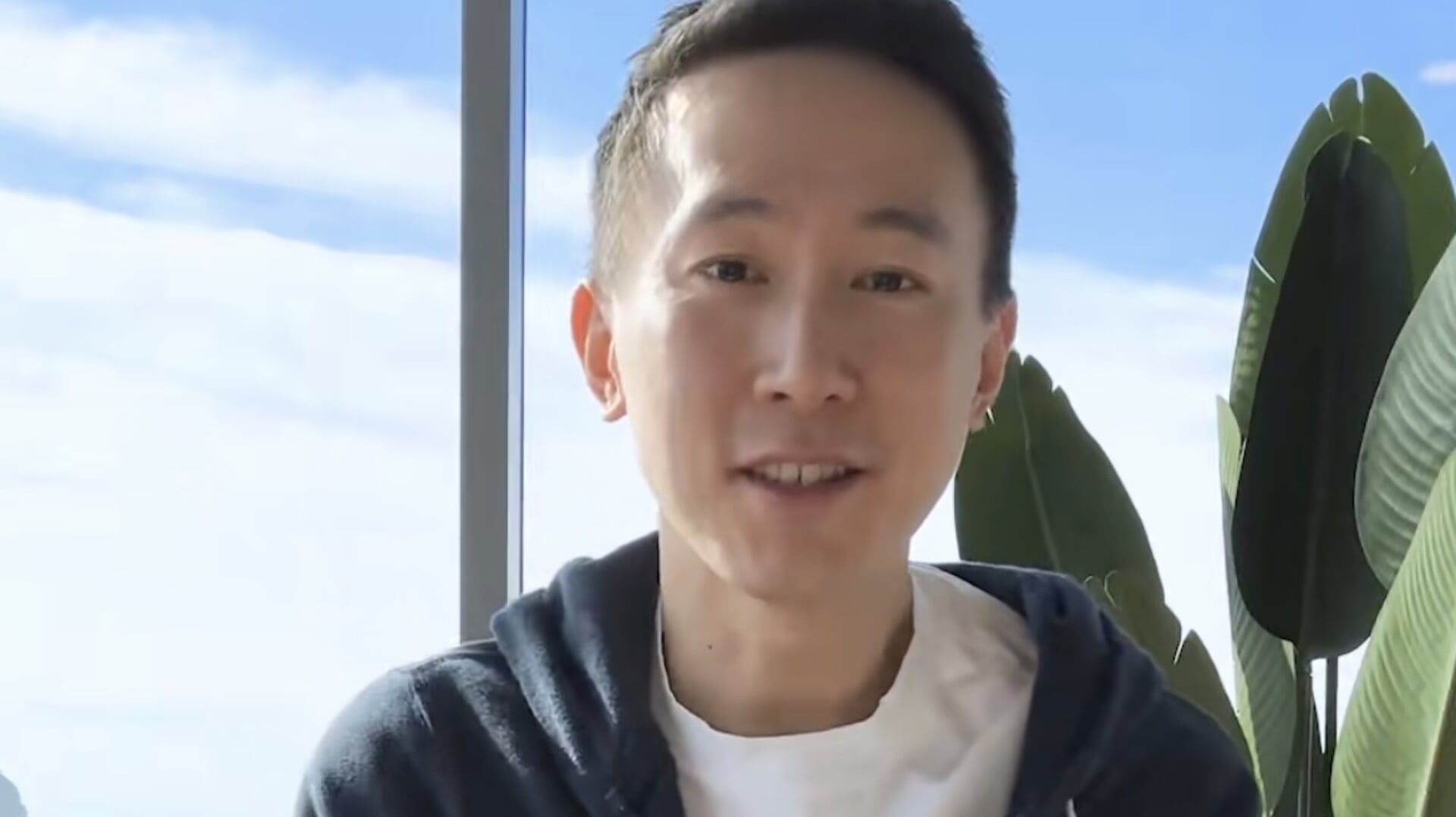 De CEO van TikTok, Shou Zi Chew, moet flink aan het werk om de aanhoudende kritiek op zijn videoplatform te pareren.