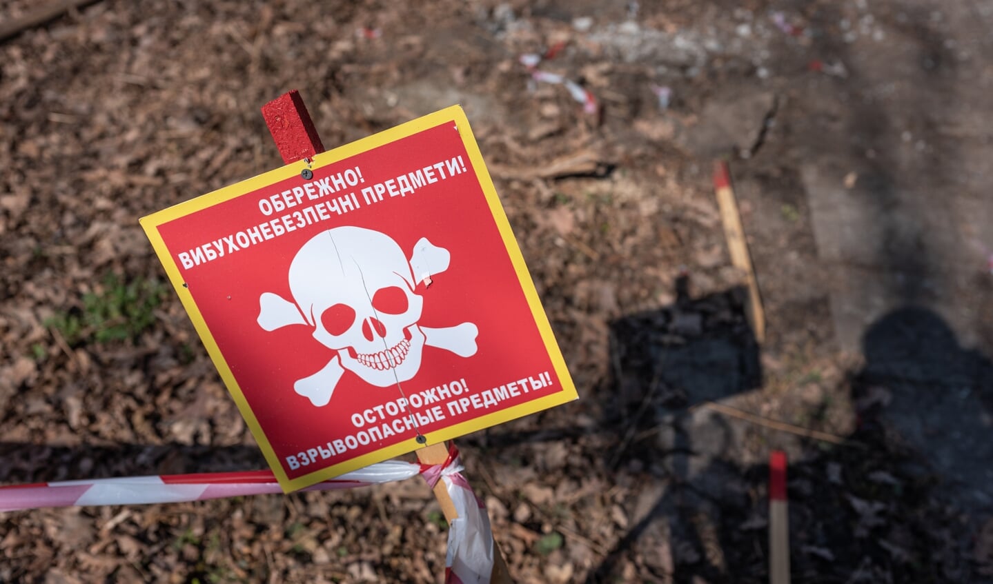 Bordjes met waarschuwingen voor mijnen in Charkiv Oblast.