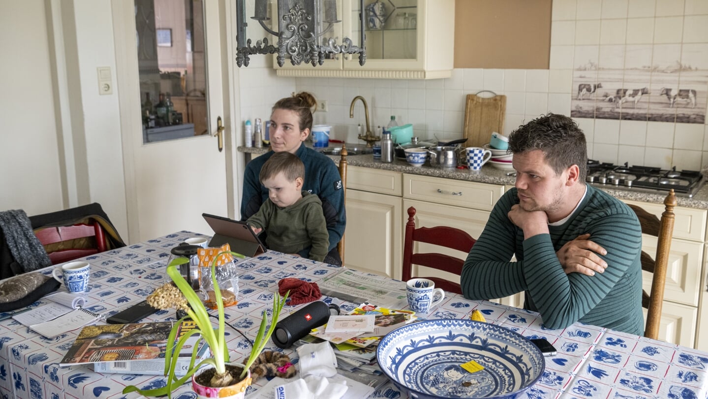 Pieter en Alien van Zijtveld met hun zoon Jonathan aan de keukentafel.