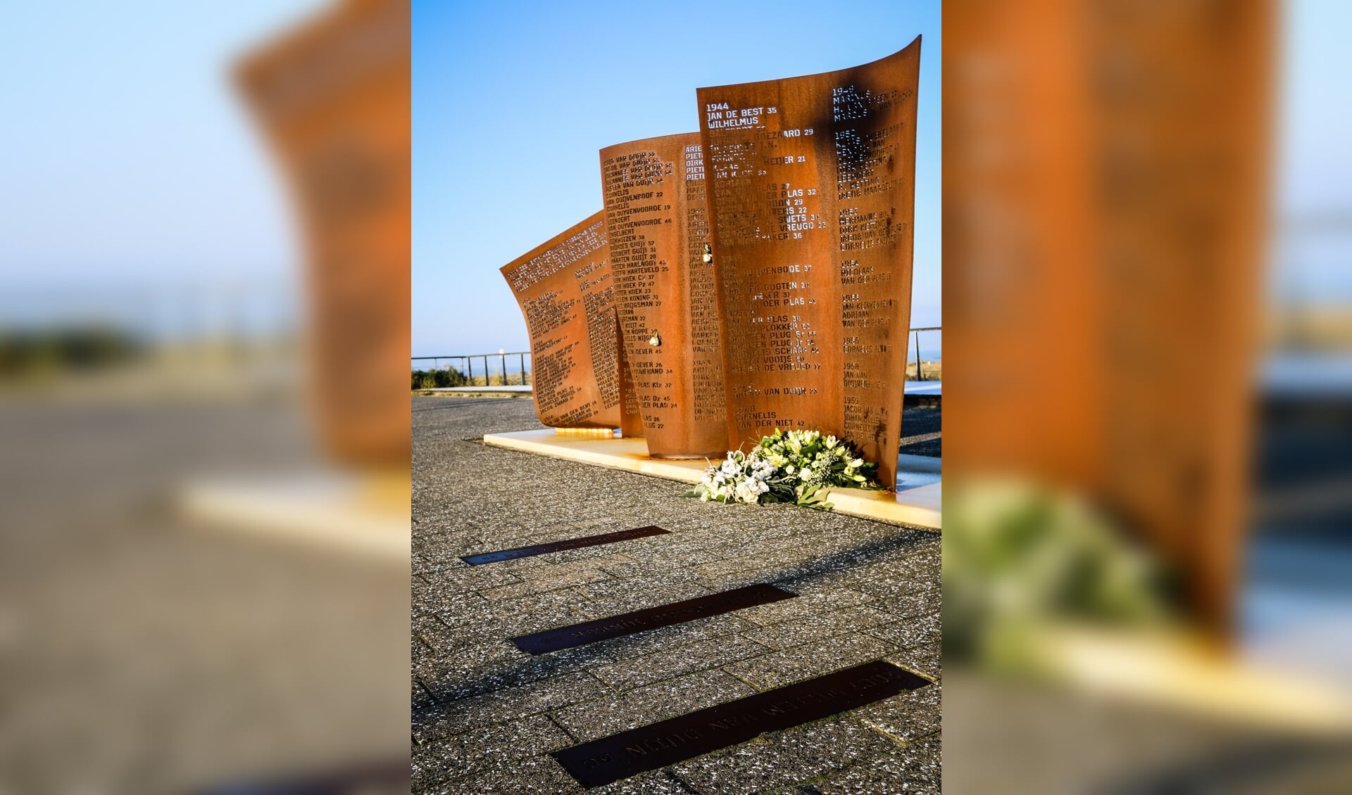 In stalen platen staan de namen van 277 mannen uitgesneden, die tussen 1919 en 2001 op zee stierven.