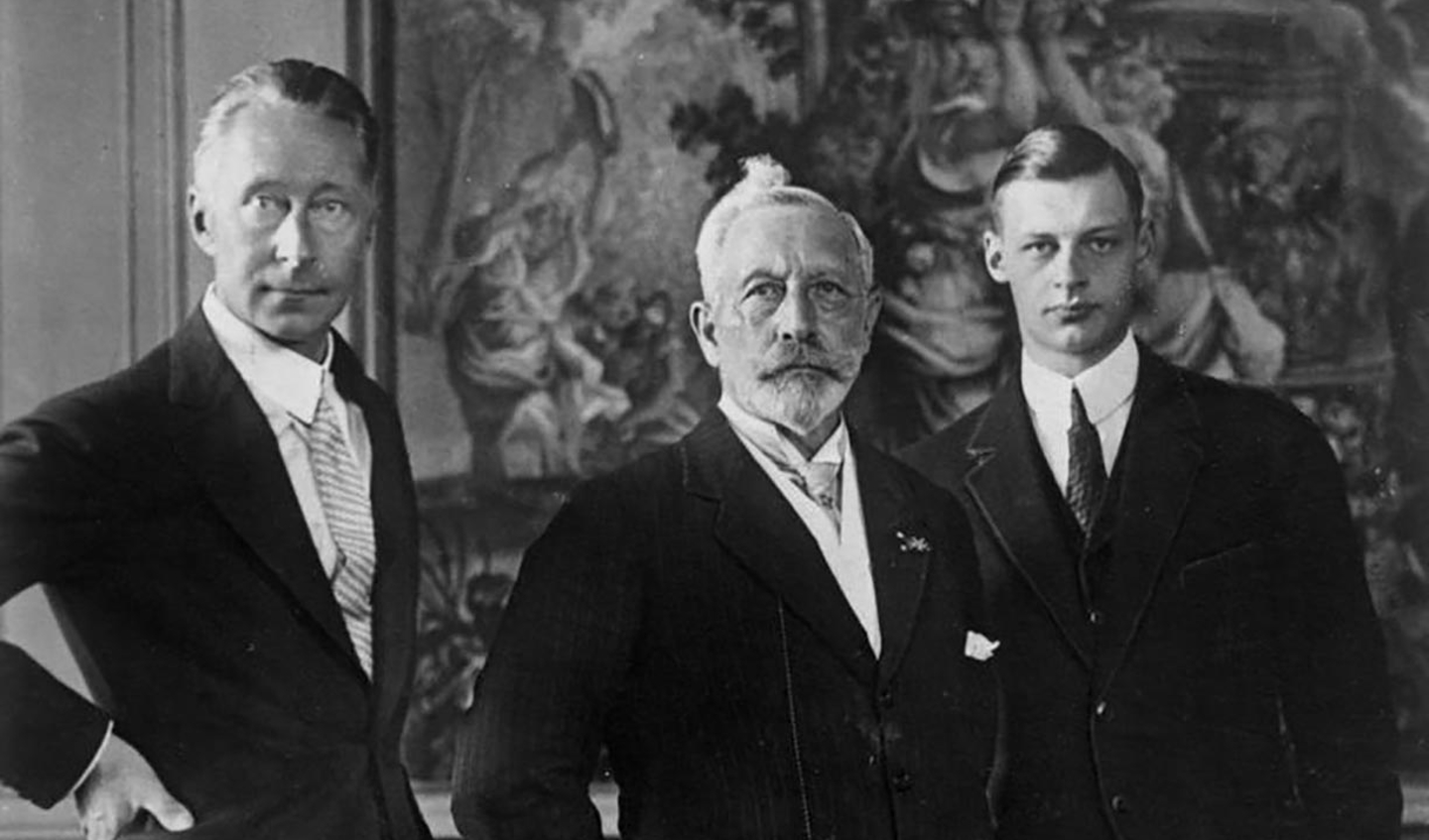 Van links naar rechts: kroonprins Wilhelm, keizer Wilhelm II, prins Wilhelm.