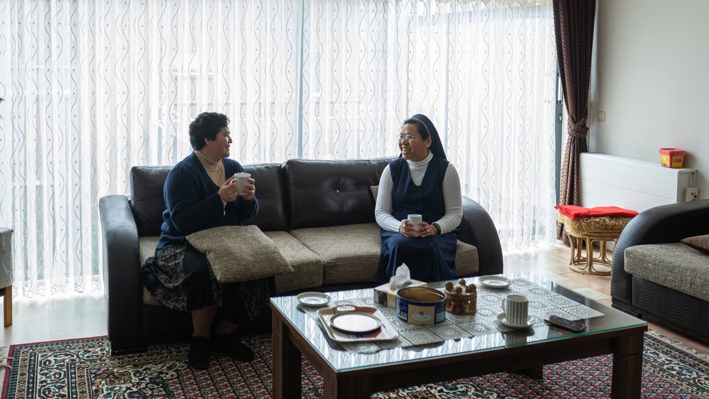 Yuliana Mamuk (rechts): 'Hier woonden eerst Turken en alles in huis was met glitters versierd.'