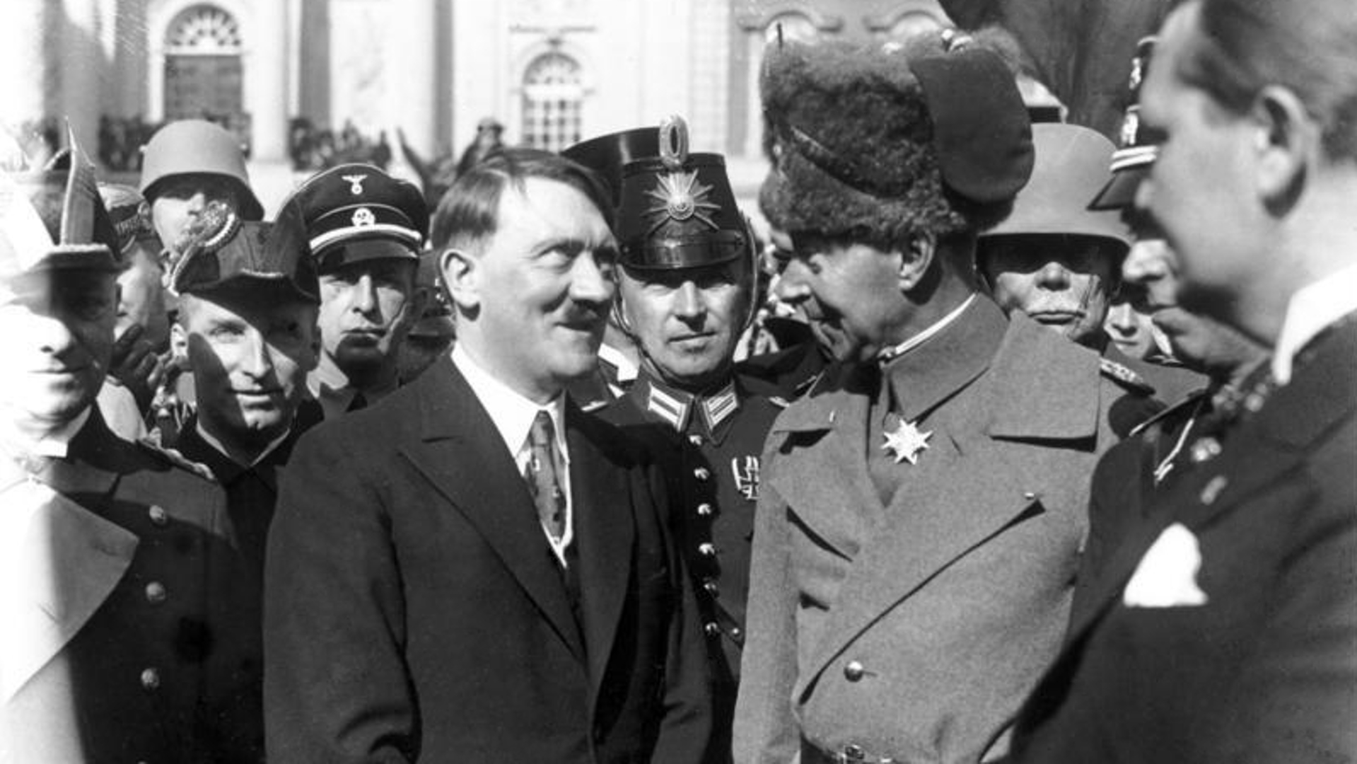 Adolf Hitler in gesprek met de Duitse kroonprins Wilhelm.