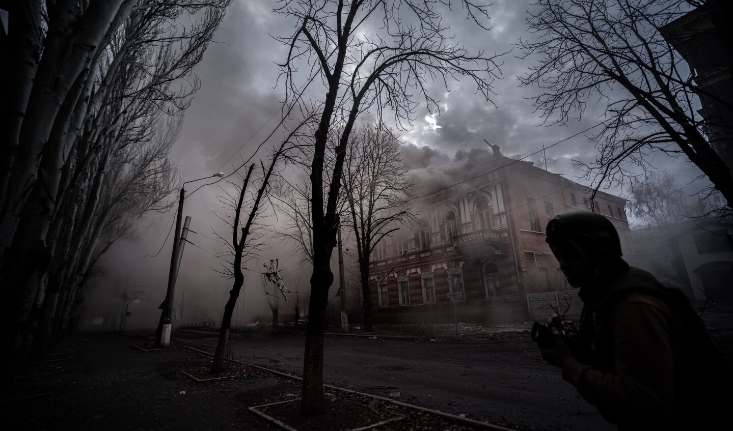 De straten van Bachmoet zijn bedekt onder een dikke laag rook van brandende huizen.