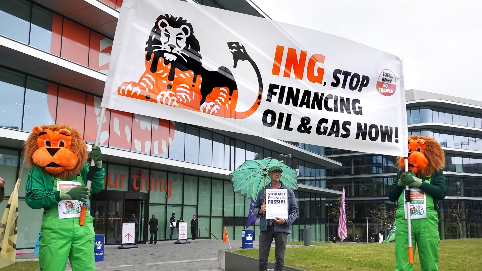 Actiegroepen voor het klimaat roepen de ING-bank op hun financiering van fossiele brandstoffen te stoppen. Vrijwel alle grote financiële instellingen gaan door met investeren in olie en gas.