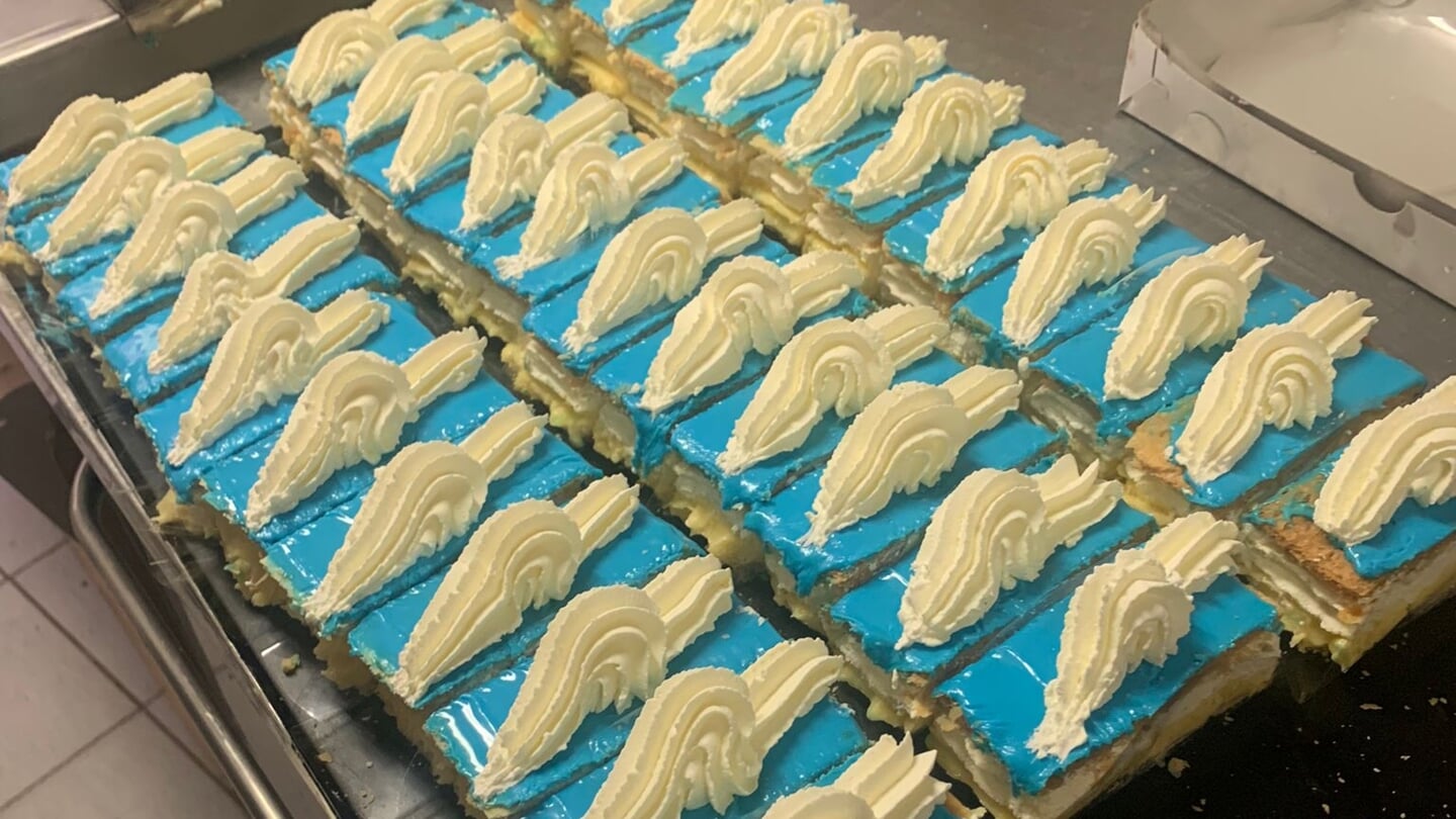 De tompoezen die vandaag worden verkocht bij Warme Bakkerij Klaas Hartog zijn blauw, afgemaakt met een dot witte slagroom.