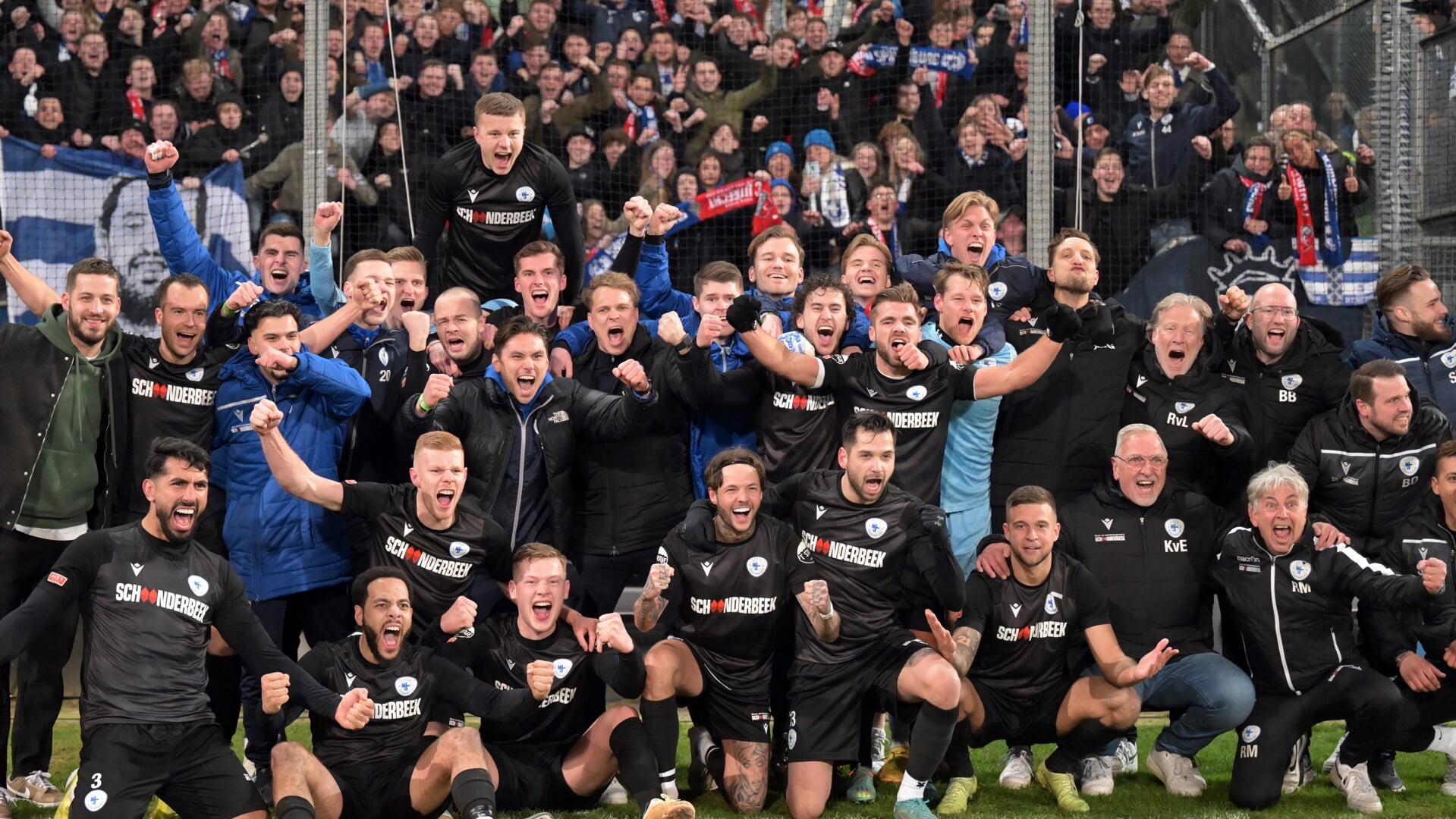 SV Spakenburg viert de 1- 4 overwinning op FC Utrecht in de kwartfinale van de KNVB-beker.
