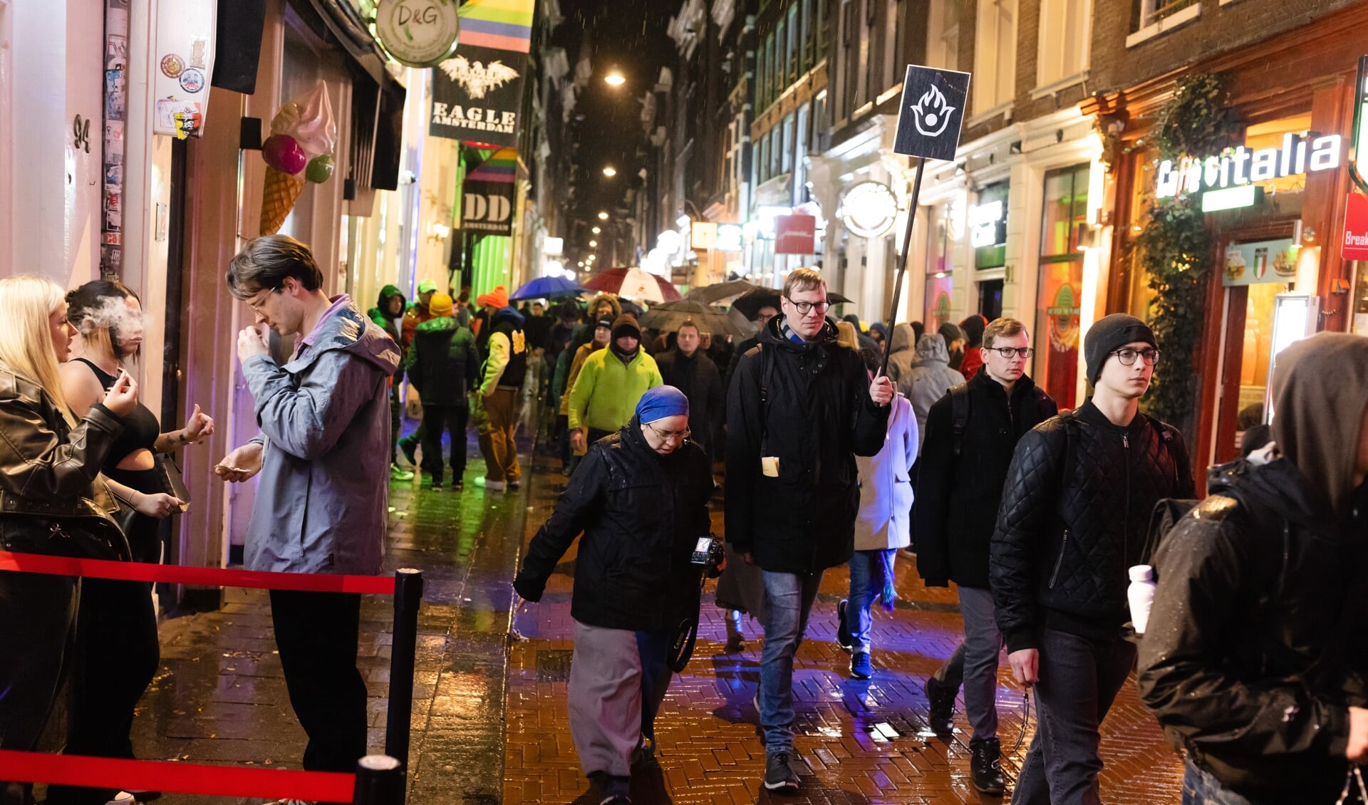 'Als je zo de Stille Omgang loopt, ben je een tabernakel, een monstrans,' zei bisschop Jan Hendriks voorafgaand aan de tocht door Amsterdam.