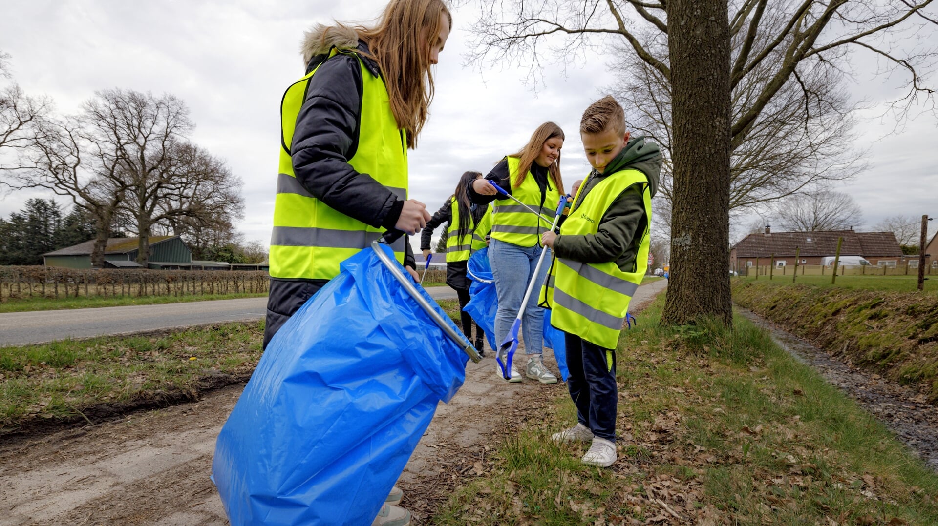 Jongeren helpen vrijwillig zwervuil rapen in de omgeving van Europarcs in het Brabantse Kaatsheuvel, zaterdag 18 maart 2023.