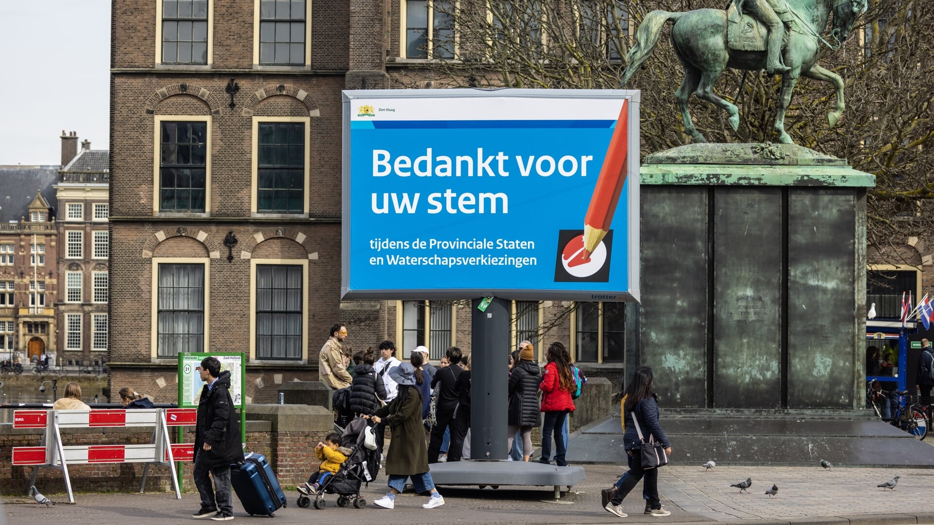 Mensen worden bedank voor hun stem tijden de Provinciale Staten- en waterschapsverkiezingen.