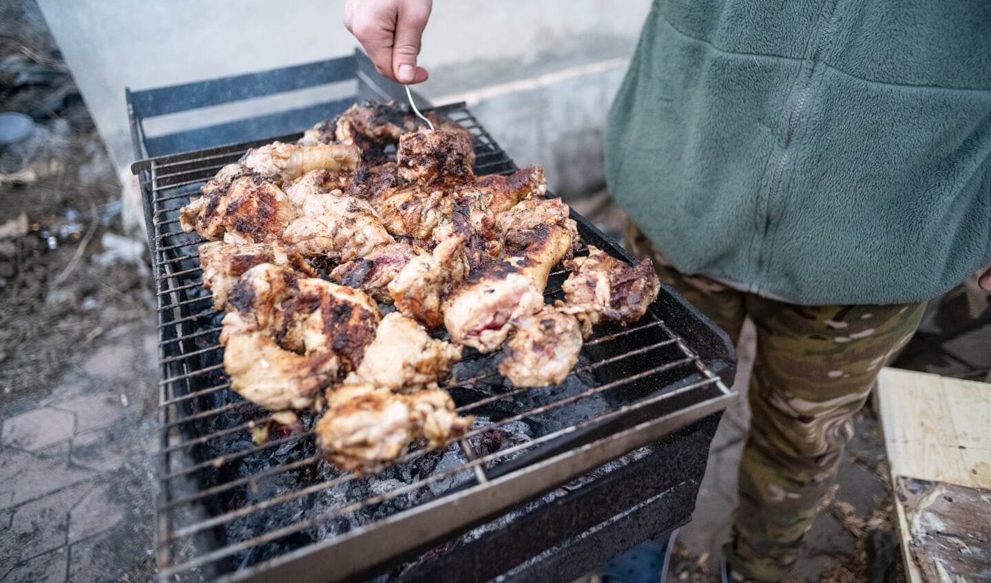 Er is even tijd voor rust: op de basis wordt gebarbecued.