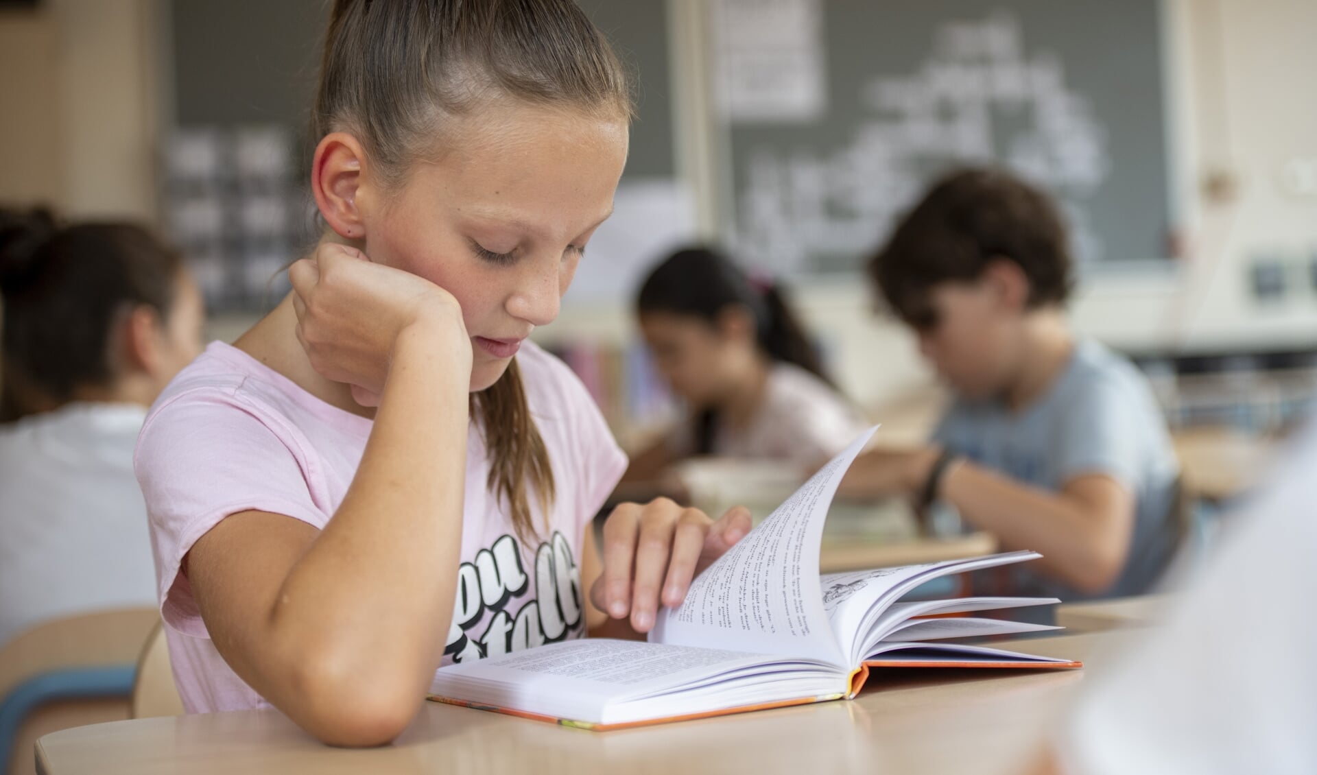 Op Nederlandse scholen wordt te weinig tijd besteed aan lezen, stellen de auteurs van Omdat lezen loont. 