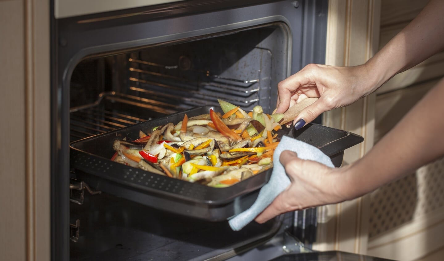 Het voordeel van voedsel bereiden op de bakplaat: Alle ingrediënten gaan op één bakplaat, er is meestal maar weinig voorbereiding nodig en de oven doet het werk.