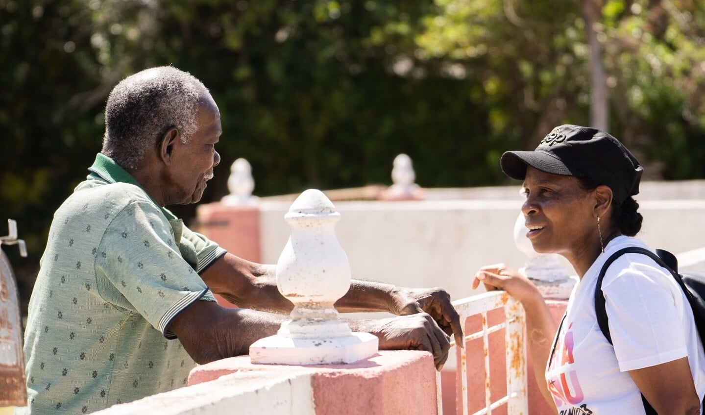 Een teamlid van de kerk River Amsterdam in gesprek met een inwoner van Curaçao. 'We zijn dankbaar dat we op deze manier handen en voeten kunnen geven aan het evangelie.'