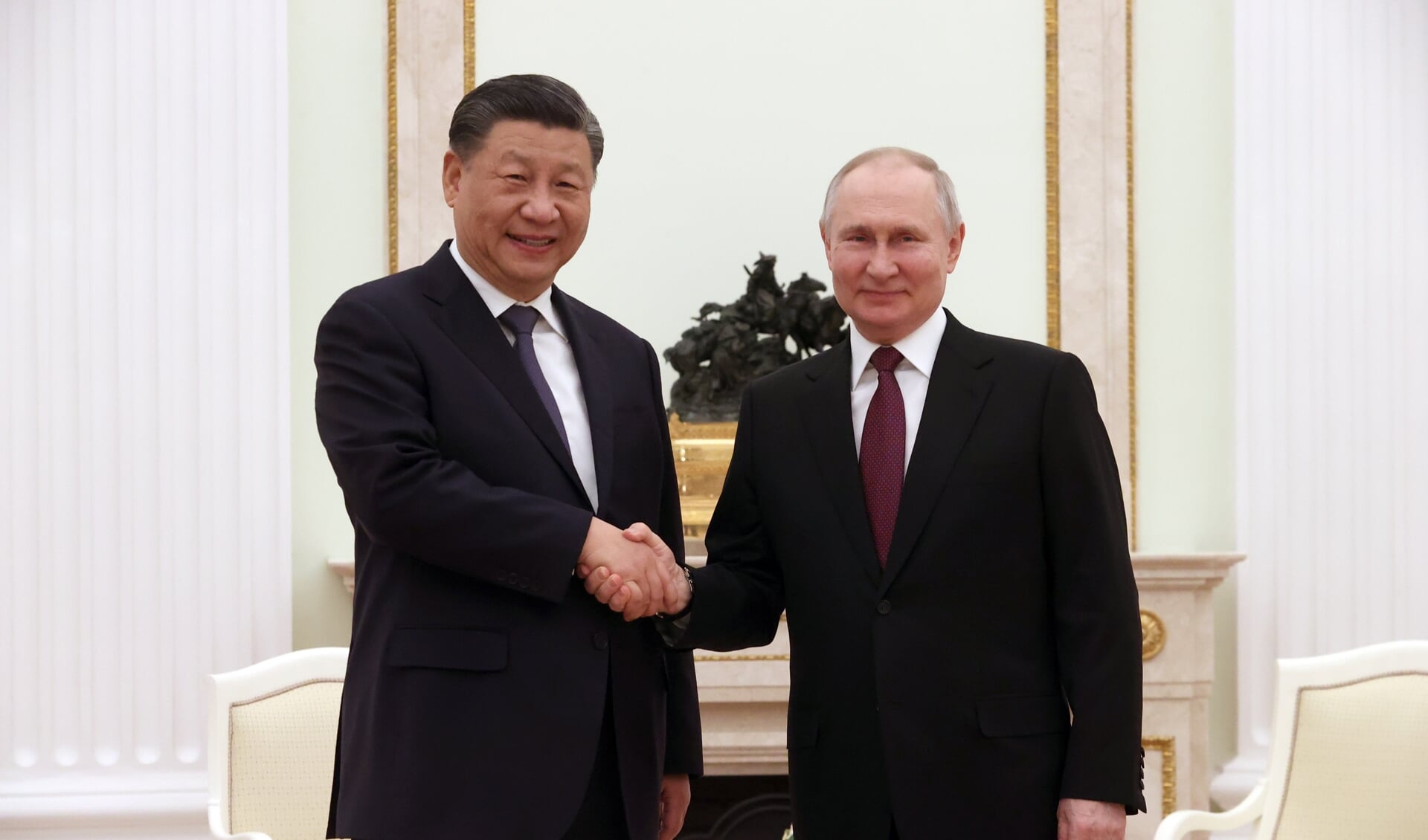 Het bezoek van de Chinese president Xi Jinping is een sterke steun in de rug voor Vladimir Poetin, die Xi zijn ''goede, oude vriend noemt.