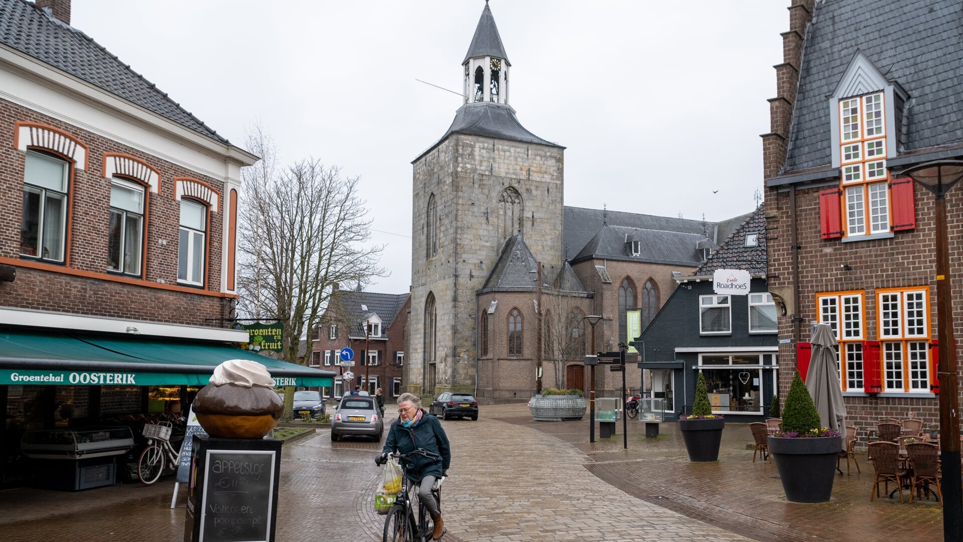 Straatbeeld in Tubbergen met de Basiliek op de achtergrond.
Nergens was de opmars van de BBB zo reusachtig als in dit dorp.