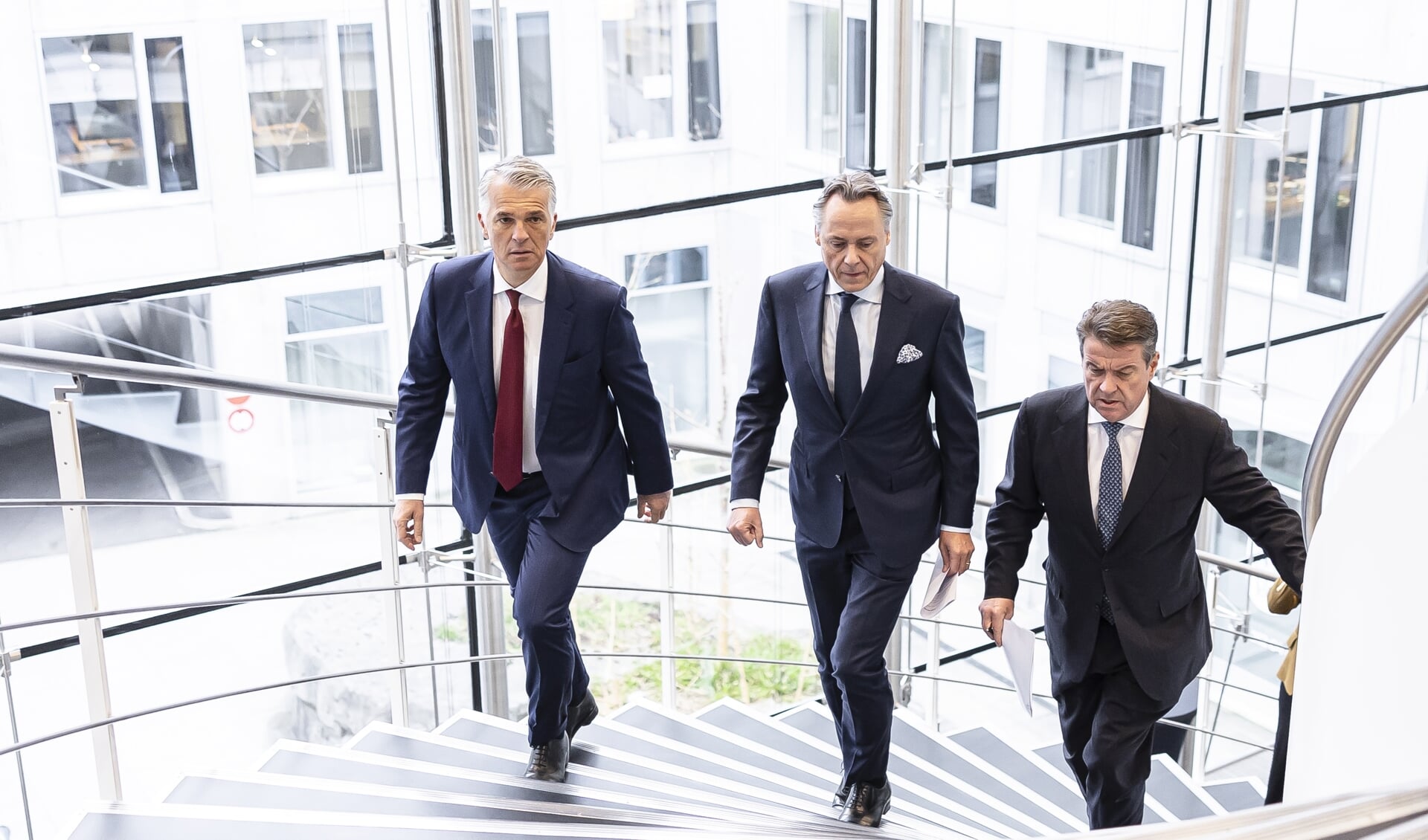 Zürich, gisteren. Links Sergio Ermotti, de nieuwe baas van de gecombineerde Zwitserse bankenreus, in het midden Ralph Hamers en rechts UBS-voorzitter Colm Kelleher.