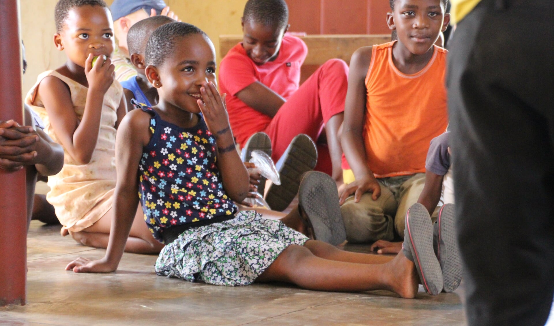 Door middel van drama, muziek en workshops worden kinderen onderwezen over de impact van hiv/aids.