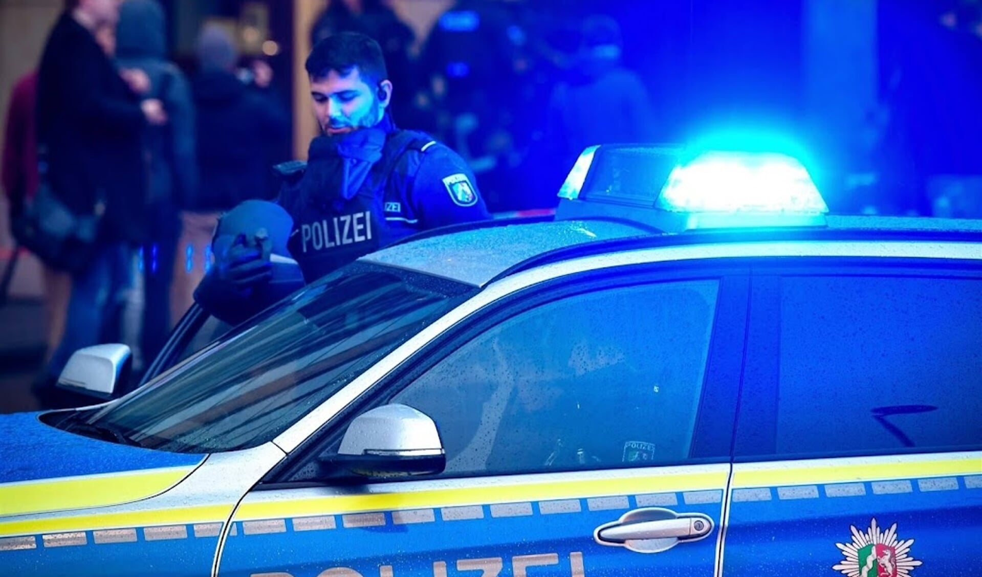 De politie sprak over een groot incident en riep iedereen op een veilig heenkomen te zoeken.