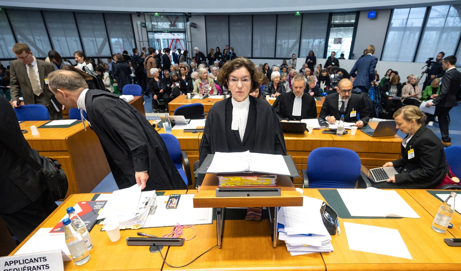 Advocaten van de Zwitserse Klimaseniorinnen in de rechtszaal in Straatsburg.