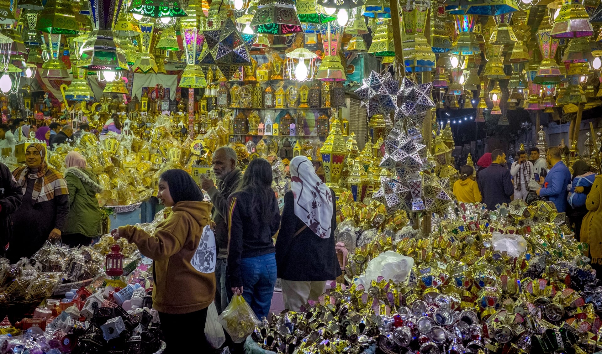 Mensen bezoeken een dag voor de ramadan massaal de markt, naast de Al-Sayeda Zainab Moskee in Caïro.
